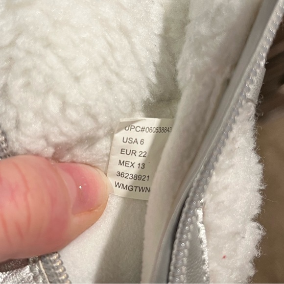 Little girls Snow Boots size 6 worn once silver + white faux Sherpa zipper - Picture 2 of 9